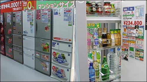 일본 가전제품 판매점에서 찾아볼 수 있는 냉장고들.