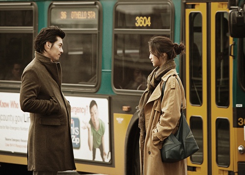 김태용 감독의 <만추> 이질적 공간에서 극단의 사랑관을 가진 남녀가 나누는 늦가을처럼 짧고 강렬한 사랑을 보여준 영화, <만추>의 한 장면.