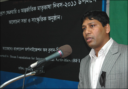 부산경남 방글라데시공동체는 20일 오후 부산 부전동 소재 '이주민과함께' 교육관에서 "세계모국어의 날 기념행사"를 열었다. 사진은 방글라데시공동체 라흐만 대표가 인사말을 하는 모습.