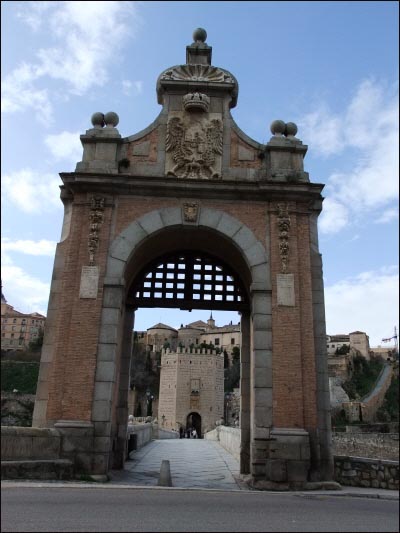 알칸타라 다리의 문과 탑
