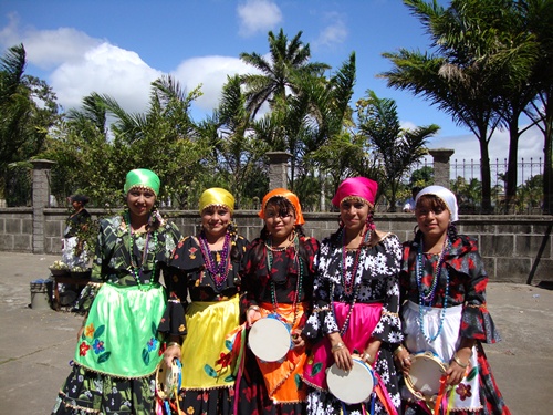 니카라과 전통 의상을 입고 있는 소녀들