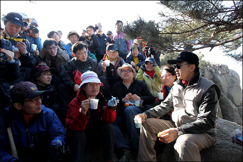 20일 오전 청와대 출입기자들과 북악산 산행에 나선 이명박 대통령이 휴식을 취하며 담소를 나누고 있다.