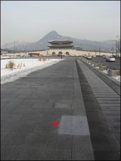 서울 광화문 앞에 있는 이조 관청의 터. 별표 친 부분. 
