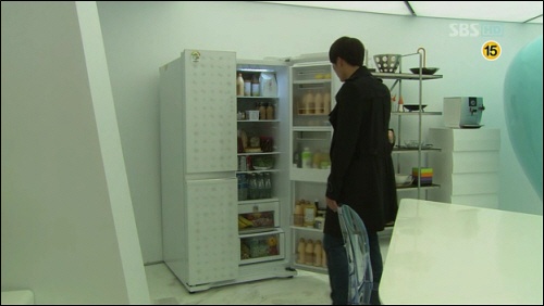 드라마 시크릿가든의 주인공 김주원의 냉장고. 500ml 한 통에 2만원을 호가하는 알로에음료가 비치되어 있다.