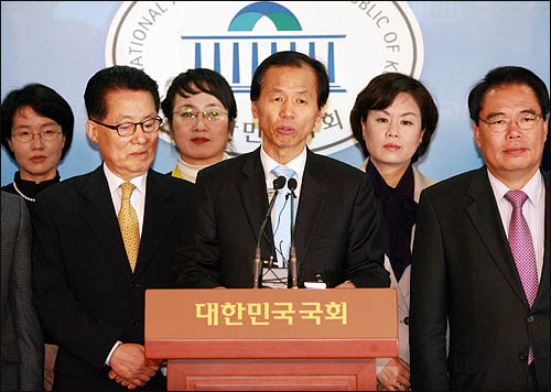  최문순 민주당 의원이 지난 25일 국회 정론관에서 "강원도를 반드시 지켜내 빼앗긴 것들을 되찾아 오고 잘못된 것들을 바로 잡겠다"며 4·27 강원지사 보궐선거 출마를 공식 선언하고 있다.
