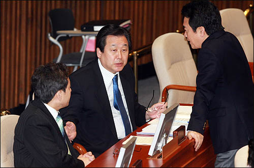  25일 외교통일안보분야 대정부질문이 열린 국회 본회의장에서 남경필 외통위원장이 김무성 한나라당 원내대표와 얘기를 나누고 있다.