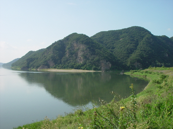 흥원창 주변의 남한강