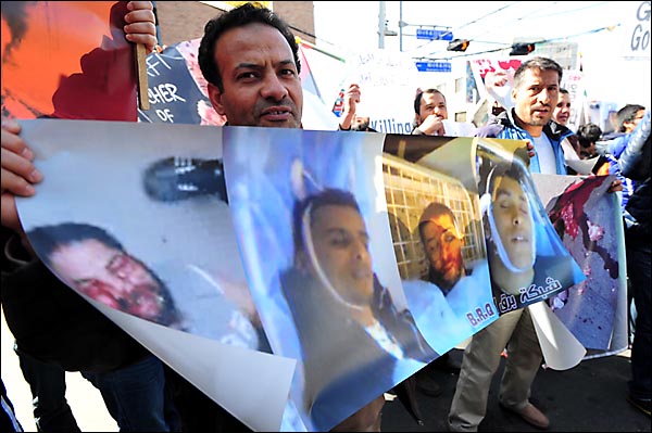 주한 리비아인과 아랍계 외국인들이 25일 오후 서울 용산구 이태원동 주한리비아대사관 앞에서 민주화 시위도중 학살된 리비아인들의 사진을 펼쳐보이며 '카다피 퇴진' 시위를 벌이고 있다.
