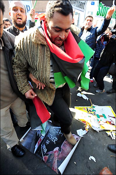 주한 리비아인과 아랍계 외국인들이 25일 오후 서울 용산구 이태원동 주한리비아대사관 앞에서 '카다피 퇴진' 시위를 벌이며 카다피의 사진을 발로 밣고 있다.