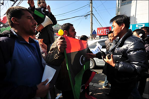 주한 리비아인과 아랍계 외국인들이 25일 오후 서울 용산구 이태원동 주한리비아대사관 앞에서'카다피 퇴진' 시위를 벌이며 대사관앞으로 진출을 시도하자 경찰이 가로막고 있다