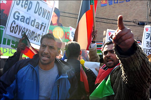 주한 리비아인과 아랍계 외국인들이 25일 오후 서울 용산구 이태원동 주한리비아대사관 앞에서 민주화 시위도중 학살된 리비아인들의 사진을 펼쳐보이며 '카다피 퇴진' 시위를 벌이고 있다.