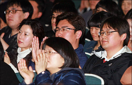 <진보집권플랜> 출판 기념으로 25일 저녁 대전기독교연합봉사회관에서 열린 '조국·오연호 BOOK 콘서트'에서 참석자들이 박수를 치고 있다.