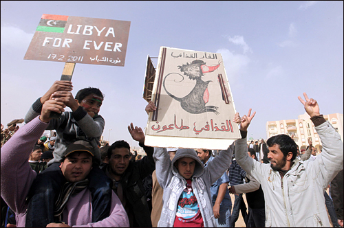 25일 리비아 동부 항구도시 토브루크에서 시민들이 카다피 리비아 국가원수의 퇴진을 요구하는 시위를 벌이고 있다. 반정부 시위대에 대한 유혈진압으로 국제사회의 비난을 받고 있는 카다피는 벵가지와 토브루크에서 잇달아 통제력을 상실했다. 