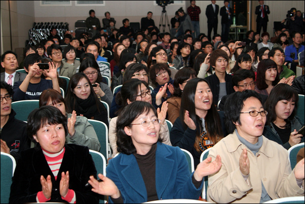 <진보집권플랜> 대전북콘서트에 참가한 청중들이 박수와 환호를 보내고 있다.