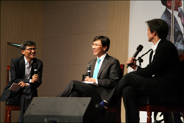 대전북콘서트에 출연한 안희정 지사가 오연호 기자와 조국 교수와 함께 대담을 나눴다.