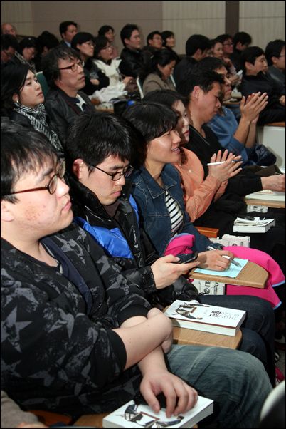 대전북콘서트에 참석한 시민들이 <진보집권플랜> 책을 손에 쥐고 있고, 간간희 스마트폰을 이용해 북콘서트 소식을 전하는 모습도 눈에 띄었다.