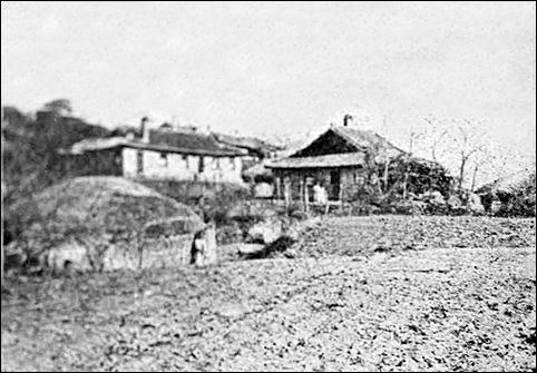1896년 4월 의료선교사 ‘드루’와 ‘전킨’이 군산진영 터가 있었던 수덕산 기슭에 세운 포교소. 
