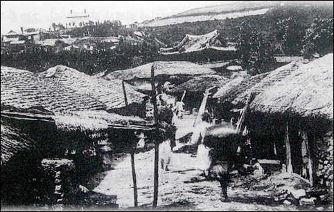 구암병원이 있던 구암리(현 구암동)의 1900년대 초. 왼편 상단에 영명학교 건물이 보입니다.  
