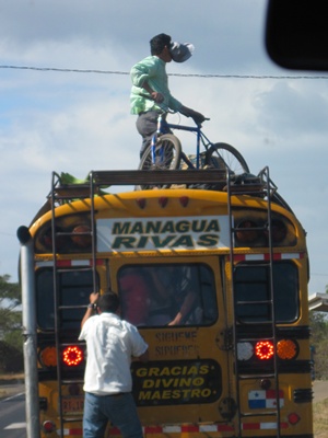 시속 70km로 달리는 버스. 한 남자가 지붕위로 올라가, 자전거를 꺼내고 있다. 정말 달인의 묘기가 아닐 수 없다. 