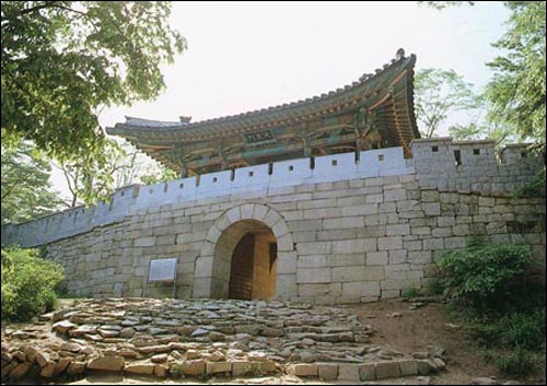 북한산성. 백제 초기에 세워진 산성으로 훗날 신라가 차지했다. 조선시대 때 현재의 모습으로 보수되었다. 