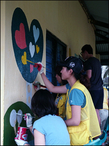 온 동네 구경거리가 되었던 벽화 채색 작업. 교수님과 필자는 주로 왼쪽 벽의 그림을 채색했다.