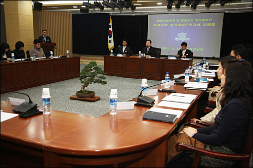  김두관 경상남도 지사는 28일 오후 경남도청에서 무기계약직 노동자 대표들과 간담회를 가졌다.