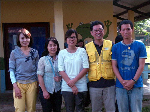 지구촌 나눔운동 간사님들과 함께. 왼쪽부터 박선욱 교수님, 김용정 간사님, 이여울 간사님, 김한정 교수님, 이상원 간사님