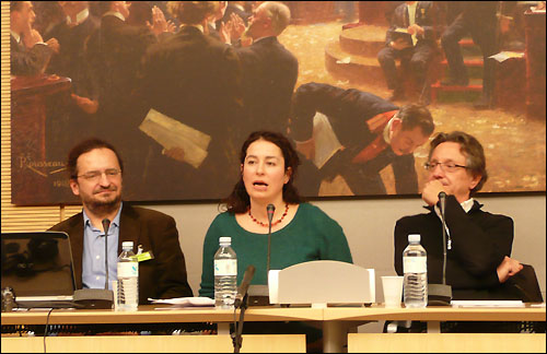 발언을 하고 있는 터어키 사회학자 페나르 셀렉트, 오른쪽이 바이야르 교수, 왼쪽이 게레비 헝가리 철학자.
