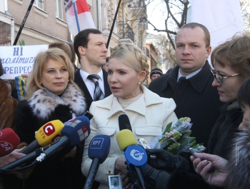 율랴 티모센코 전총리가 반부패법안을 상정하기로 한 후 기자들에 둘러쌓여있다. 어제 오후(3월 1일)