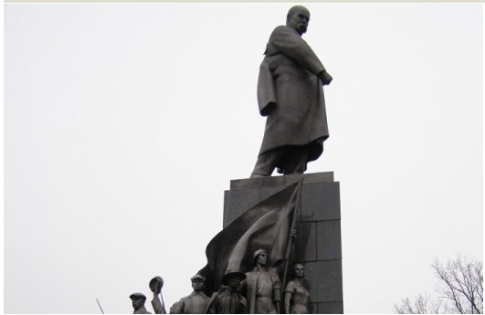 3월 1일 하리코프 세브첸코 동상 아래서 폭탄 2발이 발견되었다. 우크라이나 민족주의 상징 인물인 세브첸코 동상아래서 폭탄이 발견되었다는 점은 불안의 잠재를 상징하는 사건이다. 러시아 인근의 우크라이나 동부 하리코프는 친러시아 성향이 강한 도시다.