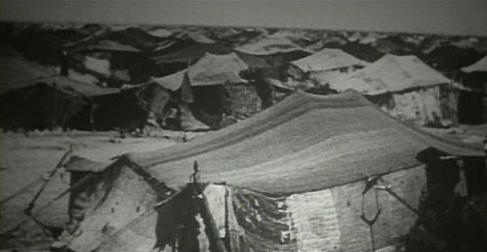  이탈리아군이 리비아에 설치한 강제수용소의 당시 촬영 장면. 13만여 명의 베드윈족이 수용되어 2/3이 죽었을 정도로 혹독했다.  