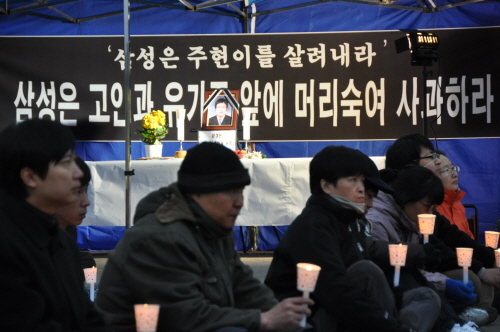지난 2일 김주현씨 유족과 반도체 노동자의 건강과 인권지킴이(반올림), 삼성백혈병충남대책위, 시민·사회단체 등 100여 명은 천안역 광장에서 '삼성의 사과'와 '재발방지'를 요구하는 촛불문화제를 가졌다.