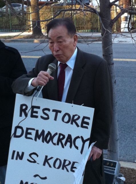 김응태씨가 백일시위를 시작하는 분들에게 결려의 말씀을 하고 있다.