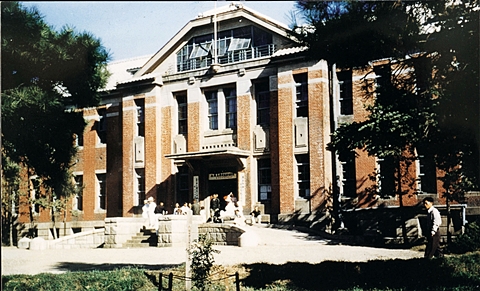 파괴된 건물을 복구한 군산 도립의원 본관(1954년). 한 때는 군산의 명물이었습니다.
