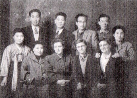 미·영 퀘이커 봉사단과 한국인 봉사자들 기념사진.
