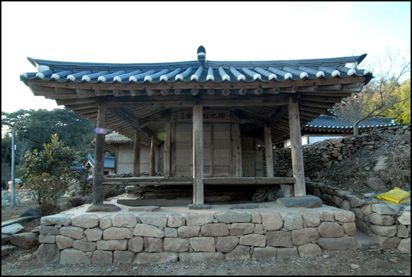 사랑채는 정면 세 칸, 축면 두 칸이다. 높은 축대 위에 올려놓았다 