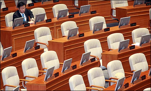 지난 2일 오후 서울 여의도 국회 교육ㆍ사회ㆍ문화에 관한 대정부 질문이 열린 가운데, 본회의장 의원석이 많이 비어있다.