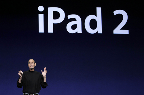 스티브 잡스 애플 최고경영자가 2일 미국 샌프란시스코에서 열린 애플 신제품 설명회에서 무대에 올라 아이패드2에 대해 설명하고 있다.