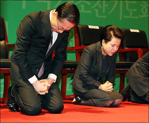 이명박 대통령 부부가 2011년 3월 3일 오전 서울 강남구 삼성동 코엑스 컨벤션센터에서 열린 '제43회 국가 조찬기도회'에서 무릎을 꿇고 기도를 하고 있다.