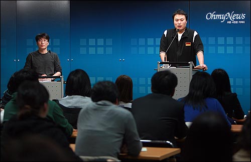 만화가 강풀(본명 강도영)이 3일 저녁 서울 상암동 <오마이뉴스> 대회의실에서 열린 10만인클럽 특강에서 '만화로 세상 보기 강풀과의 문화 데이트'를 주제로 강연을 하고 있다.