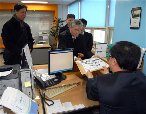  박수찬 서울 영림중 교장 후보자가 서울행정법원에 소장을 접수하고 있다. 