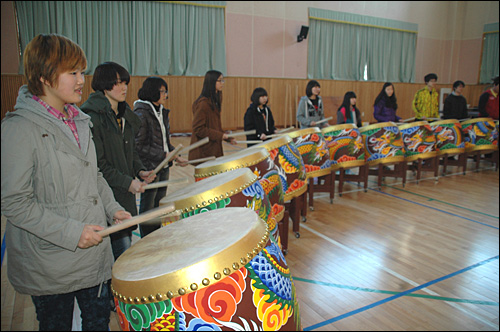  기숙형 공립대안학교인 창원 태봉고등학교 학생들이 입학식에 앞서 4일 오후 체육관에 모여 대북공연 연습을 하고 있다.