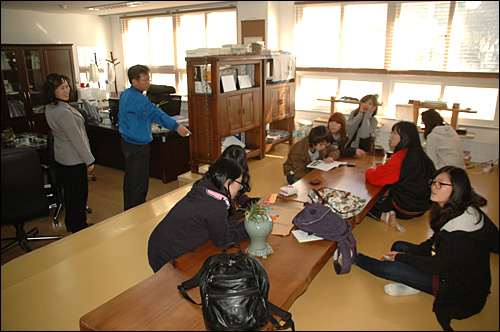  태봉고등학교 교장실이다. 학생들은 한쪽 온돌방에 앉아 차를 마시며 이야기를 나누고 있고, 왼쪽에는 여태전 교장이 교감과 서서 학생들과 이야기를 나누고 있다.