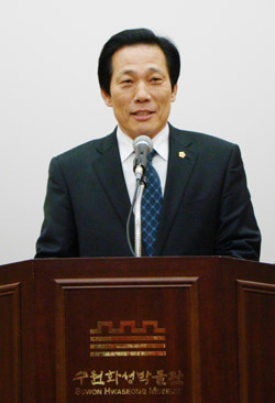 강장봉 수원시의회 의장이 3일 수원시민사회단체협의회 창립대회에서 축사를 하고 있다.
