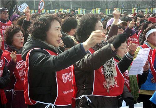 5일 서울광장에서 열린 '대학 내 비정규직 노동자 파업 승리 결의대회'에서 여성 노동자들이 구호를 외치고 있다.