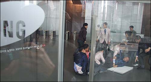 지난 3월 삼성본관 진입 과정에서 보안요원과 몸싸움을 하던 황상기씨가 쓰러져있다.