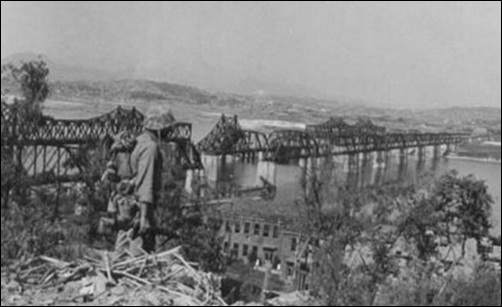 전쟁참화로 파괴된 한강철교