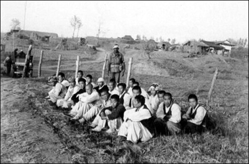 1950년 11월 평양에 입성한 한국군이 생포한 북한 주민들. 기록에는 포로라 되어있다.