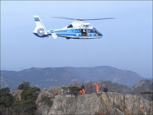 관악산에서 부상자를 구조하는 소방헬기 자료사진