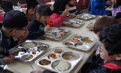 점심시간에 어린이들이 학교에서 식사를 하고 있는 모습. 대구의 학부모들은 다른 지역에서 하는 무상급식이 부럽기만 하다.